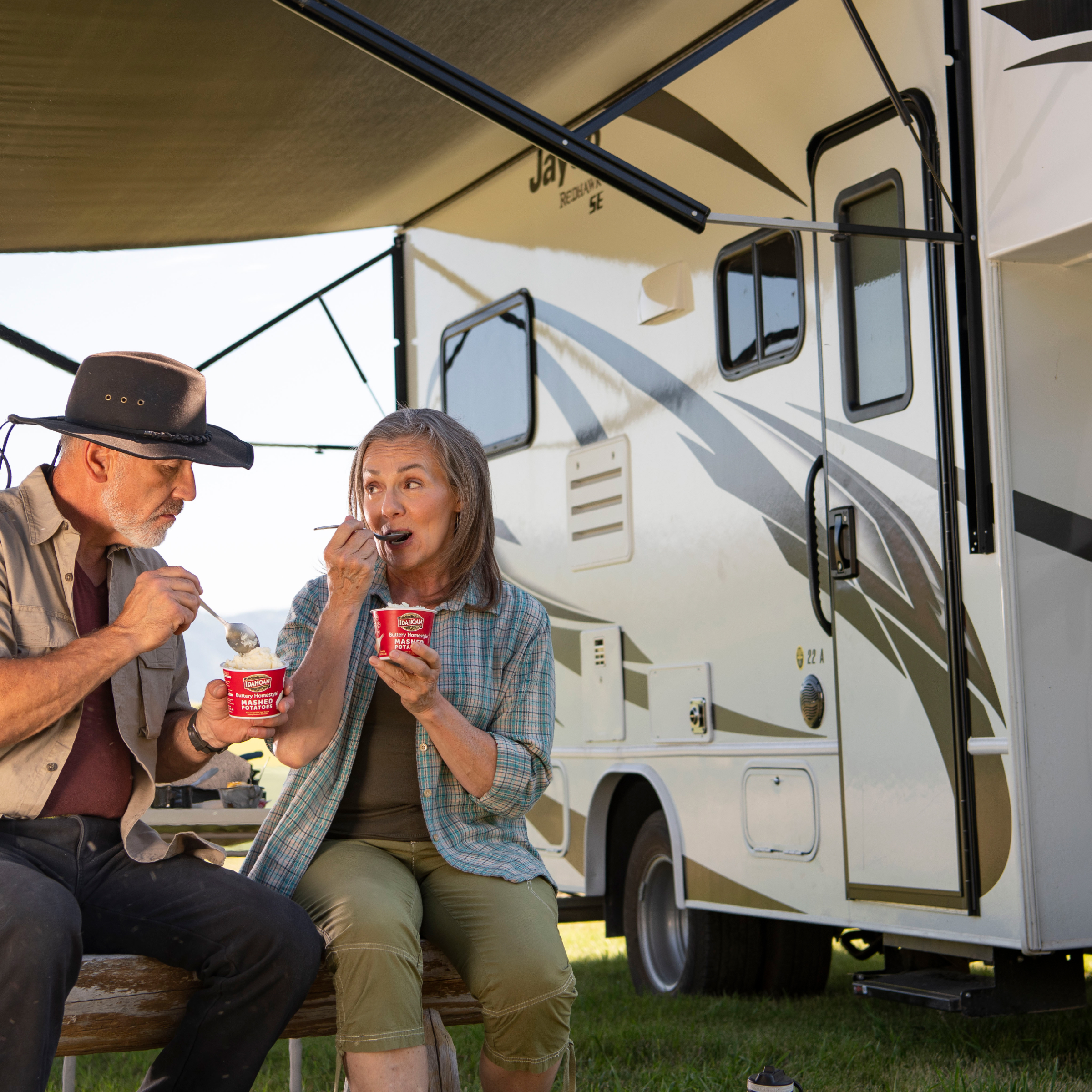 Camping-PR Couple eating by camper