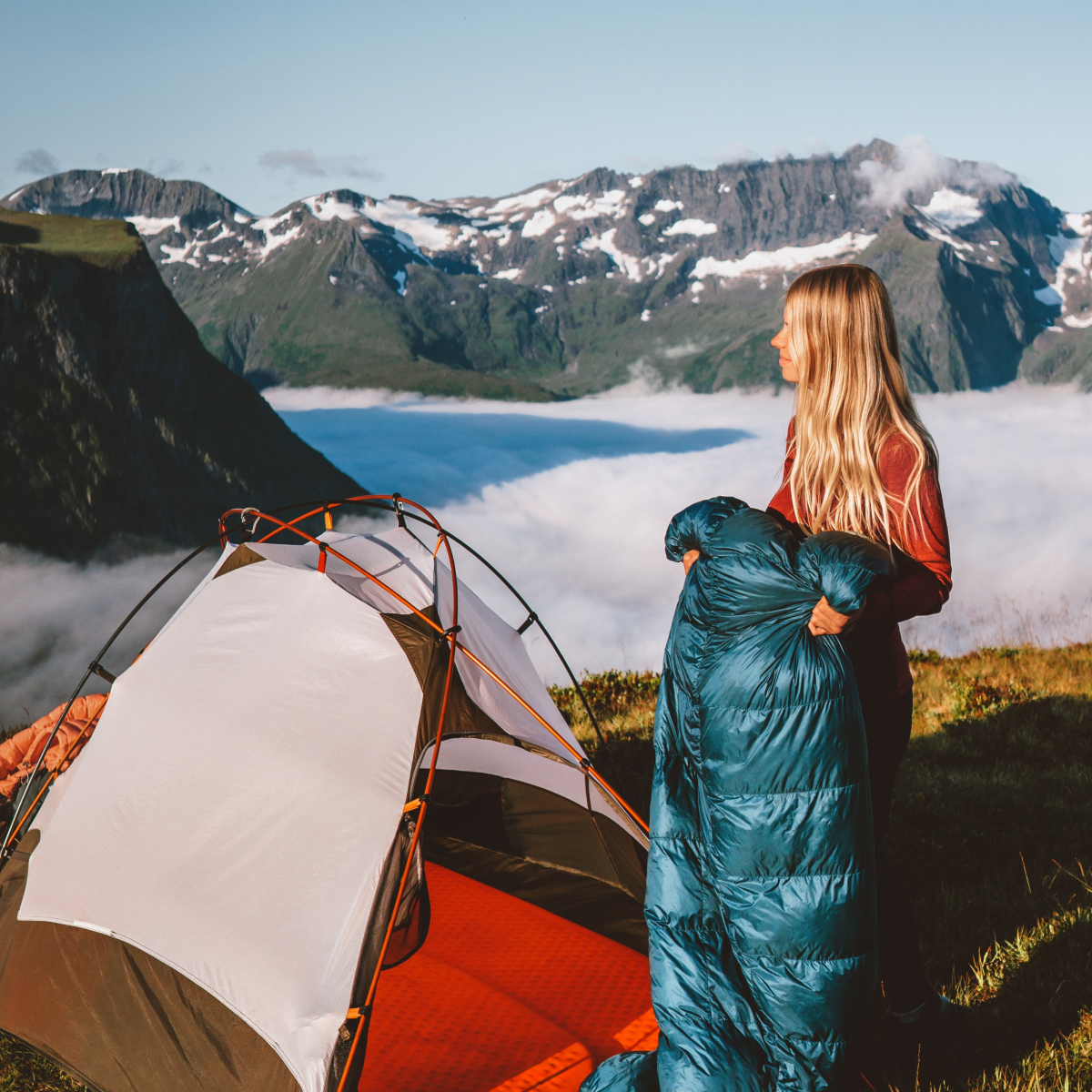 Camping-Research girl and sleeping bag